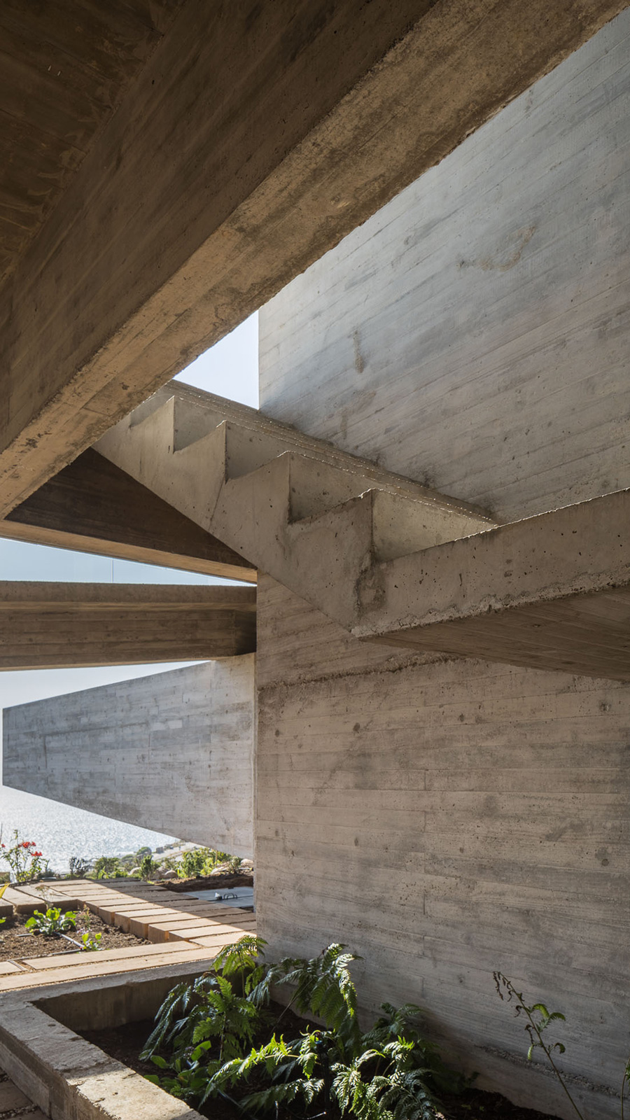 This-Seaside-Hideaway-Is-A-Brutalist-Concrete-Masterpiece-2