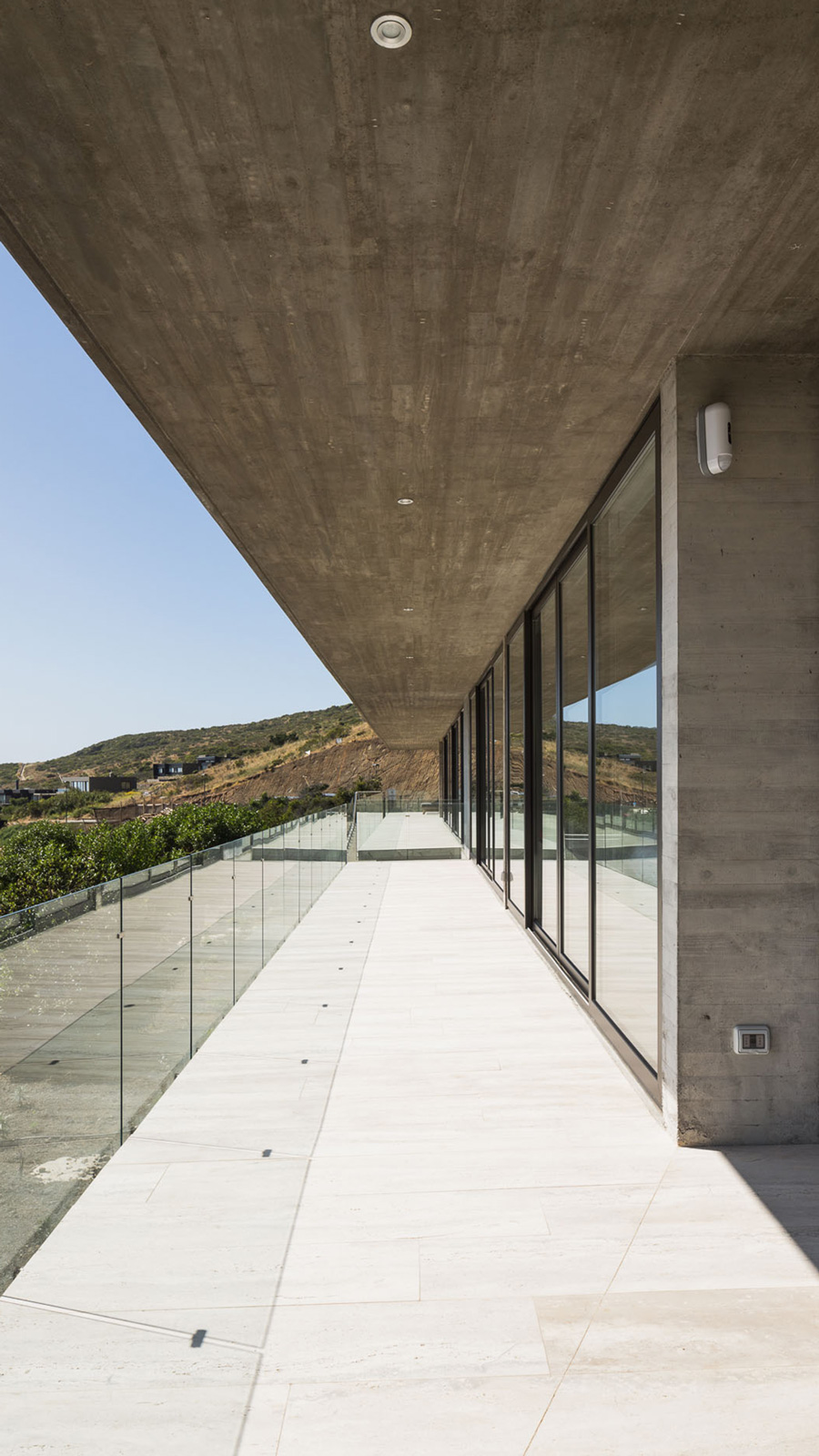 This-Seaside-Hideaway-Is-A-Brutalist-Concrete-Masterpiece